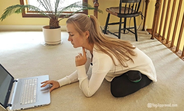 4 Hip-Opening Yoga Poses While You Work on Your Laptop