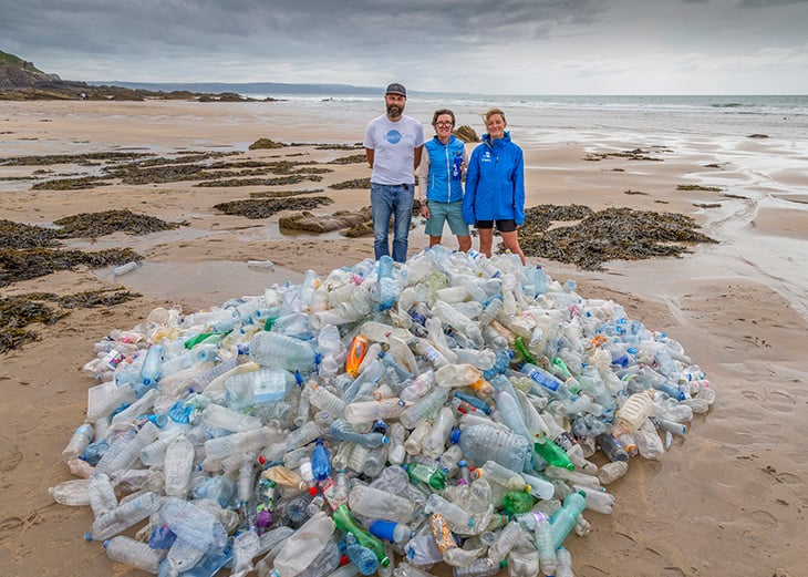 bottle-mountain-on-cornish-beach-with-refill-cornwall-team-behind-photo-by-symages1